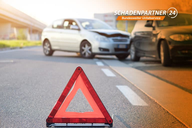 Absicherung der Unfallstelle - Schadenpartner24 Wir helfen 0800 2472477